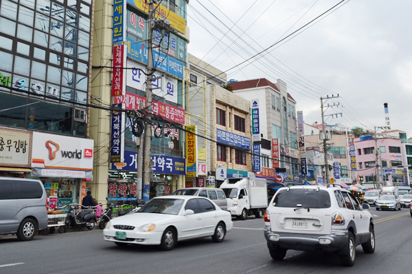  韓国の車道は右車線、左ハンドル
