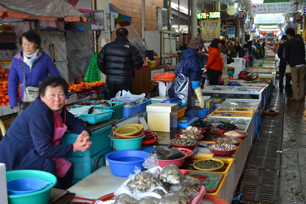 たくさんの海鮮物が集まる統営の市場
